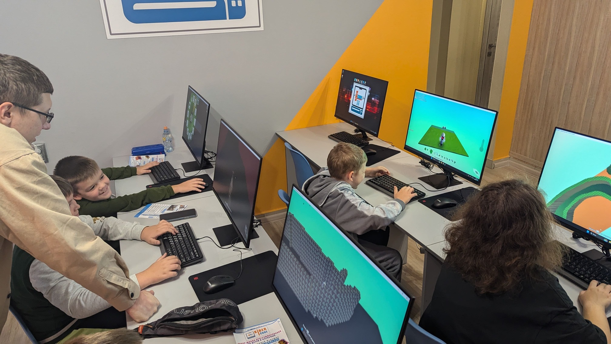 https://kiber-code.ru/api/photos/news/files/Srednyaya-gruppa-KoduGameLab/1727081202319-PXL_20240922_094758434 (1).jpg